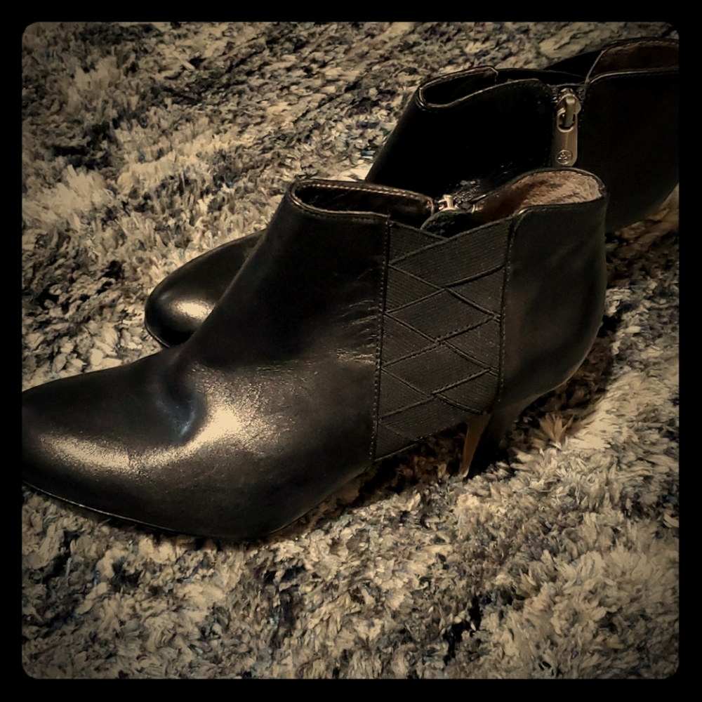 Adrienne Vittadini black bootie